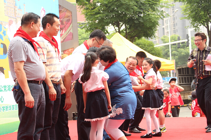 孩子们给领导戴红领巾 孩子们给领导戴红领巾